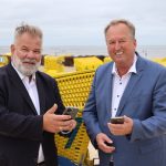 Cuxhavens Kurdirektor Olaf Raffel (links) und Oberbürgermeister Uwe Santjer testen das neue kostenlose WLAN am Strand.