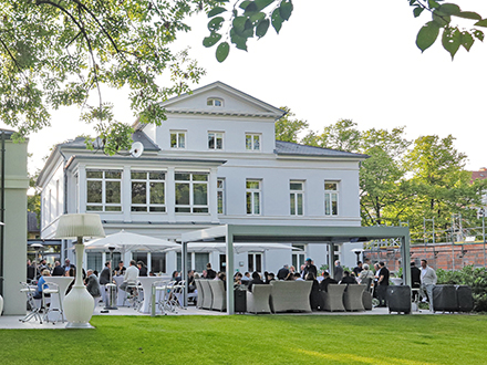 In sommerlichem Ambiente wurde das Firmenjubiläum von Barthauer (nach)gefeiert.