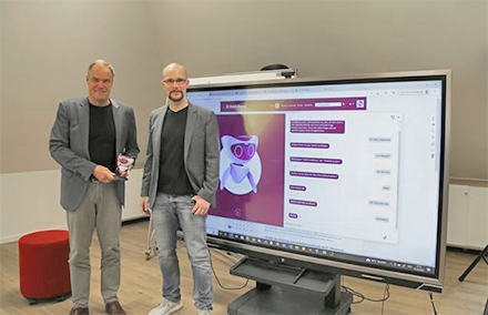 KI-Assistenz in Plauderlaune: Heidelbergs Oberbürgermeister Eckart Würzner (l.) und Jonas Andrulis