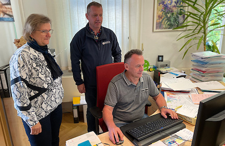 Saskia-Servicetechniker zeigen Hauptamtsleiterin Andrea Knöbel von der Gemeinde Gersdorf