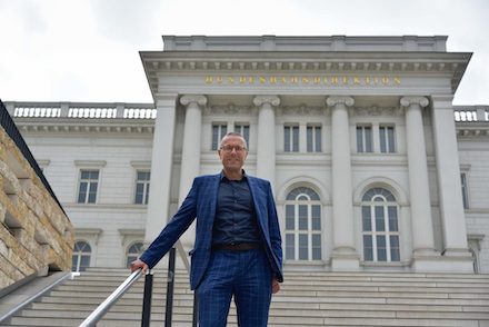 Wuppertals OB Uwe Schneidewind vor der Bundesbahndirektion