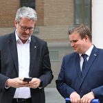 Digitalstaatssekretär Patrick Burghardt (l.) und Bürgermeister Benjamin Tschesnok bei der Inbetriebnahme der 2.000sten Digitalen Dorflinde in der Hünfelder Rathausstraße.