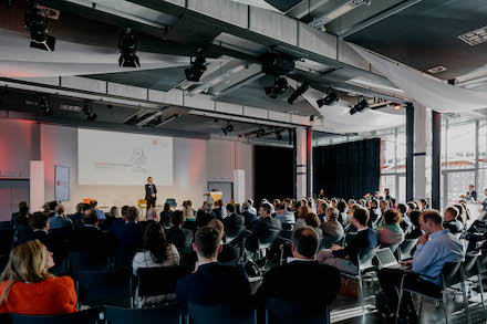 300 Teilnehmende sind der Einladung zum MACH-Kongress Innovatives Management 2022 gefolgt.