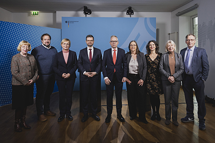 Die Mitglieder des Nationalen Normenkontrollrats mit Bundesjustizminister Marco Buschmann (4.v.l.) bei der Übergabe des Jahresberichts 2022.