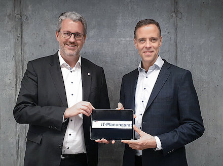 Hessen-CIO Patrick Burghardt (links) übernimmt den Vorsitz des IT-Planungsrats von Bundes-CIO Markus Richter (rechts).