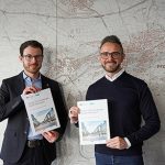 Der Digitalisierungsbeauftragte Kevin Lindauer (l.) und Oberbürgermeister Peter Boch stellen die Smart-City-Strategie für Pforzheim vor.