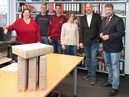 In der Wedemark werden die Papierakten im Bauwesen bald nicht mehr benötigt: Bürgermeister Helge Zychlinski (r.) bedankt sich bei dem Team