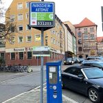 Parkraumbewirtschaftung mit der Möglichkeit des Handyparkens am Nürnberger Obstmarkt. Das Bezahlen per App setzt sich langsam durch.