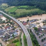 Kommunen im Eifelkreis Bitburg-Prüm sollen künftig dank smarter Sensoren und KI frühzeitig vor Hochwasserereignissen – wie hier an der Prüm im Juli 2021 – gewarnt werden.