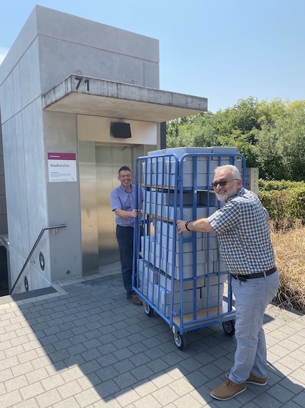 Leonidas Apostilidis vom Ingenieurbüro Müller (vorne) und Michael Braun vom Stadtarchiv Heidelberg verladen Archivgut.