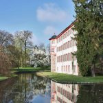 Das Rathaus der Gemeinde Angelbachtal im Wasserschloss mitten im Schlosspark.