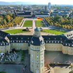 Blick über das Schloss auf die Karlsruher Innenstadt.