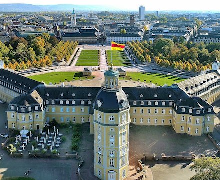 Blick über das Schloss auf die Karlsruher Innenstadt.