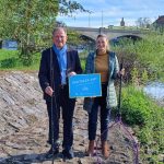 Bayerns Digitalministerin Judith Gerlach und Unterfrankens Bezirkstagspräsident Erwin Dotzel bei der Übergabe der Auszeichnung Digitales Amt.