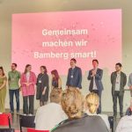 Das gesamte Bamberger Smart City Team auf der Bühne der Meilensteinfeier.