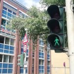 Die smarte Ampel an der Kreuzung Fliethstraße/Bleichstraße in Mönchengladbach gibt Fußgängern bei Bedarf länger grün.