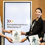 Prof. Dr. Peter Parycek und Nicole Opiela vom Kompetenzzentrum Öffentliche IT übergeben Bundes-CIO Dr. Markus Richter (l.) den Deutschland-Index der Digitalisierung 2023.