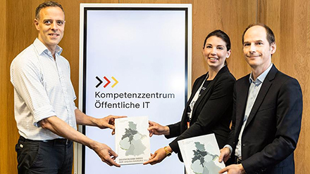 Prof. Dr. Peter Parycek und Nicole Opiela vom Kompetenzzentrum Öffentliche IT übergeben Bundes-CIO Dr. Markus Richter (l.) den Deutschland-Index der Digitalisierung 2023.