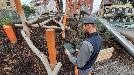 Auf ihrem Dienst-Tablet können die Mitarbeitenden des Baubetriebshofs in Trace Mate vor Ort Aufträge bearbeiten.