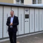 Potsdams Oberbürgermeister Mike Schubert vor der neuen Dokumentenstation des Bürgerservicecenters.