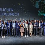 Die Gewinner und Finalisten des E-Government-Wettbewerbs 2023 auf der großen Bühne des 28. Ministerialkongresses.