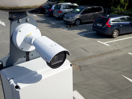 Ahaus: Videokamera am Parkdeck Domhof erfasst ein- und ausfahrende Fahrzeuge.