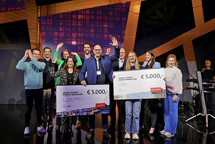 Die siegreichen Teams nehmen während der SCCON Award Night auf der Plaza Stage ihre Preise entgegen.