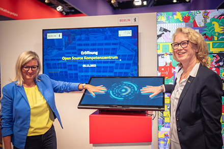 Berlins CDO Martina Klement (l.) und die stellvertretende ITDZ-Vorständin Anne Lolas bei der offiziellen Einweihung des Berliner Open-Source-Kompetenzzentrums.