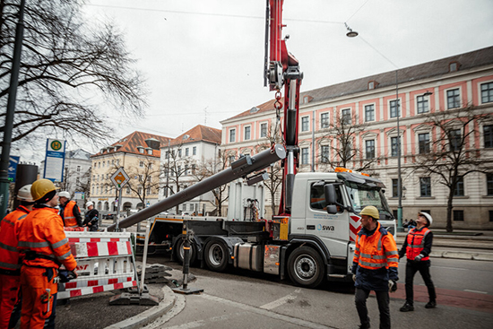 In Augsburg werden Mastsysteme von Straßenleuchten mit 5G- und LoRaWAN-Technologie ausgestattet.