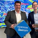 Troisdorf: Bürgermeister Alexander Biber (l.) und Digitalisierungsbeauftragter Fabian Wagner präsentieren den Umsetzungsstand der Smart-City-Strategie nach einem Jahr.