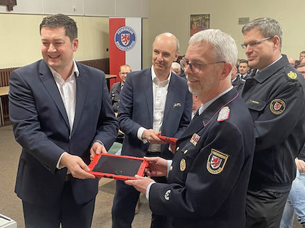 Braunschweigs Oberbürgermeister Thorsten Kornblum (links) übergibt Tablets an die Feuerwehr.