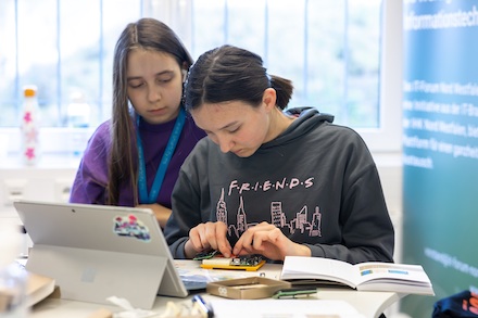 Wie bereits im vergangenen Jahr lädt die Stadt Münster in den Osterferien zu einem Hackathon für Jugendliche ein.