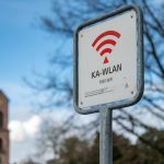 Karlsruhe: An vielen zentralen Orten ist das kostenfreie Internet-Angebot KA-WLAN verfügbar.