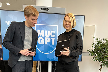 Bürgermeister Dominik Krause und IT-Referentin Dr. Laura Dornheim beim Launch-Event von MUCGPT.