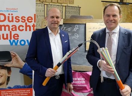 Die Düsseldorfer Max-Schule wurde im Beisein von Oberbürgermeister Stephan Keller (r.) und Robert Hauber