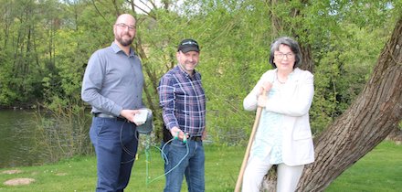 Gemeinsam mit Frankenbergs Bürgermeisterin Barbara Eckes brachten Smart-City-Manager Henning Huchthausen und Betriebshofleiter Martin Hecker die Sensoren in den Boden.