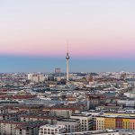 Berlin soll bis 2028 flächendeckend mit Glasfaser erschlossen sein. Auch in der Metropole wird es ohne Förderung nicht gehen. Die Markterkundung läuft jetzt an.