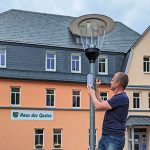 Kommunale Problemstellungen smart lösen will die Stadt Ilmenau in Zusammenarbeit mit dem IMMS. Hier die Montage eines Feinstaub-Sensors.