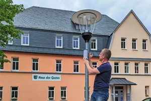 Kommunale Problemstellungen smart lösen will die Stadt Ilmenau in Zusammenarbeit mit dem IMMS. Hier die Montage eines Feinstaub-Sensors.