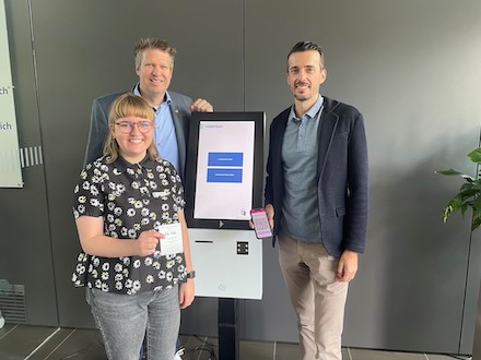 Gütersloh: Das Self Check-in Terminal ist im Windfang des Rathauses untergebracht.