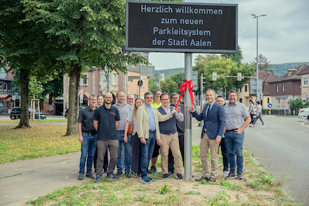 Aalens Oberbürgermeister Frederick Brütting (3.v.re.) freut sich gemeinsam mit Erstem Bürgermeister Wolfgang Steidle (5.v.re.)