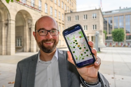 Stadtdirektor Sebastian Kopietz stellt die überarbeitete Mängelmeder-App in Bochum vor.