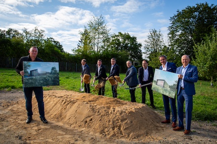 Mit dem ersten Spatenstich hat jetzt der Bau des neuen klimaneutralen Rechenzentrums von regio iT in Aachen offiziell begonnen.