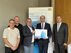 Bayerns Finanz- und Heimatminister Albert Füracker (2.v.r.) übergibt das LSI-Siegel „Kommunale IT-Sicherheit“ an die Stadt Schwandorf.