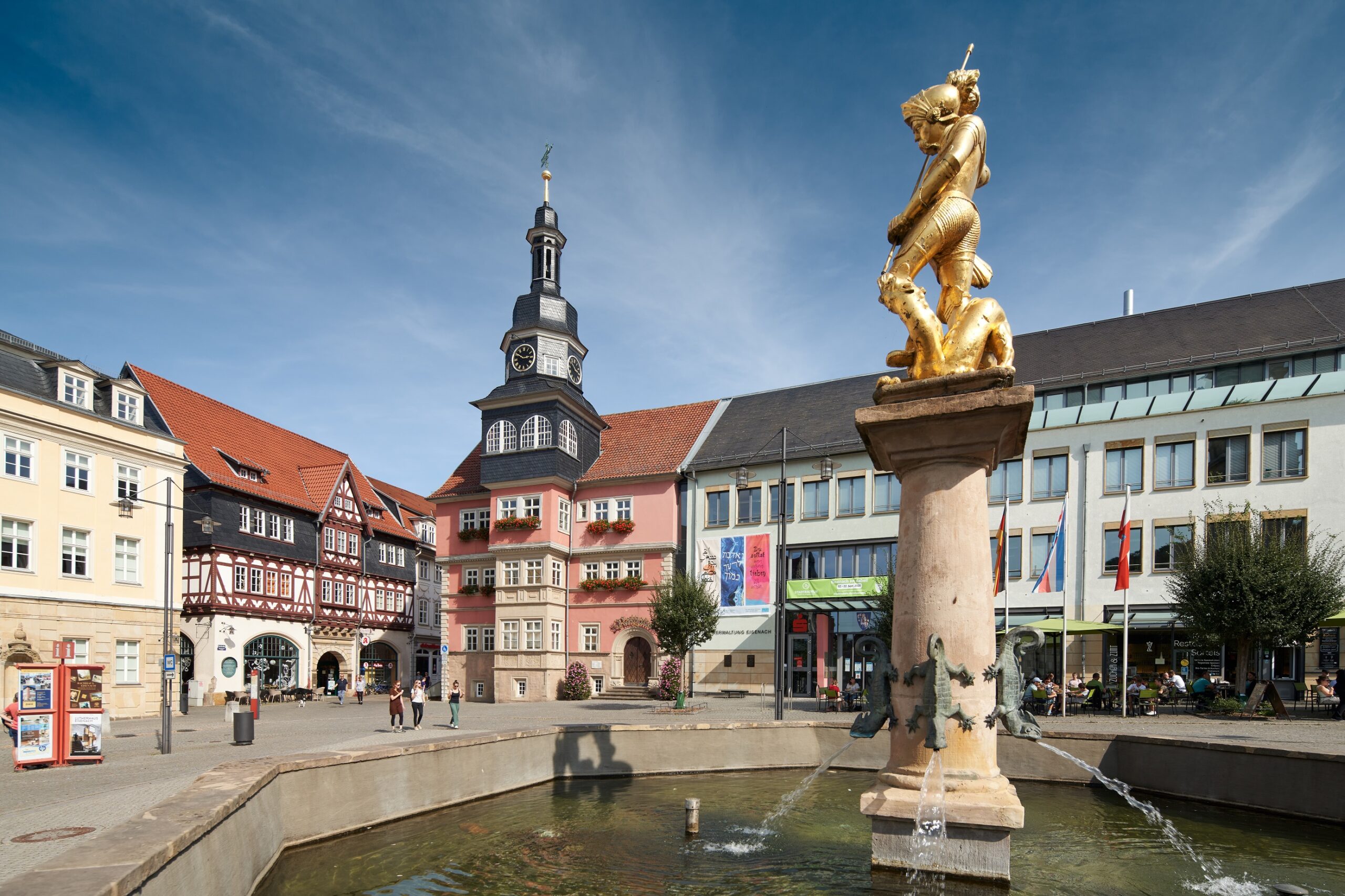 Historishcer Marktbrunnen der Stadt Eisenach, im Hintergrund das moderne Gebäude der Stadtverwaltung.