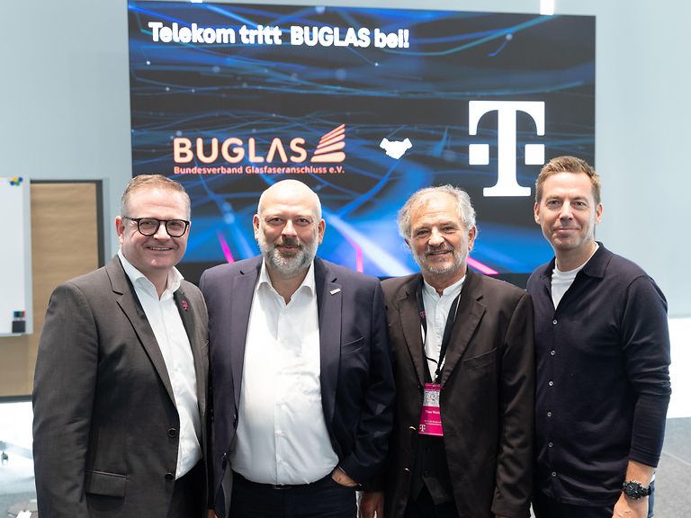 v.l:: Thilo Höllen, Leiter Breitbandkooperationen bei der Telekom; Patrick Helmes, BUGLAS-Vizepräsident und Geschäftsführer von Glasfaser Ruhr; Theo Weirich, BUGLAS Präsident; Wolfgang Metze, Geschäftsführer Privatkunden Telekom Deutschland.