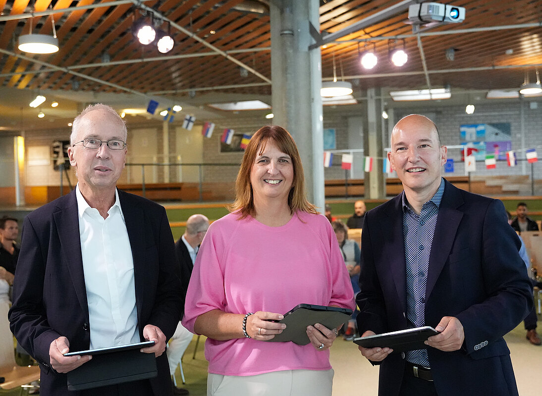 v.l.: Pforzheims Bürgermeister Frank Fillbrunn; Vera Wasserbäch, Projektleiterin des DigitalPakt Schule im ABS; Martin Hoffmann, Schulleiter der Fritz-Erler-Schule Pforzheim.