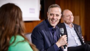 Bundes-CIO Markus Richter mit Mikro in der Hand auf einem Podium.