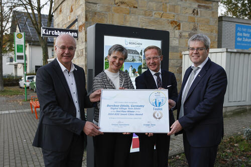 v.l.: Ulrich Ahle, Christine Wegner, Daniel Sieveke und Uwe Gockel halten gemeinsam eine Urkunde.