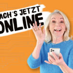 Frau in blauem Pulli mit Handy in der Hand vor orangenem, darüber die Aufschrift: "Mach's jetzt online". Hintergrund